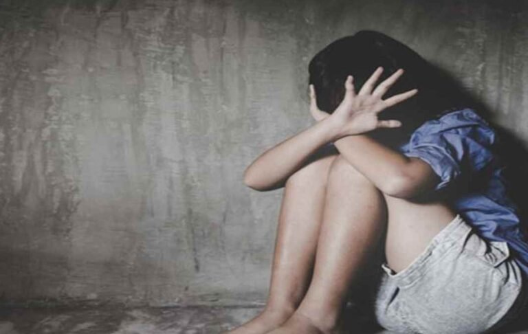 दुष्कर्म पीड़िता ने पेट्रोल उड़ेलकर की खुदकुशी की कोशिश, एसपी पर लगाए गंभीर आरोप, पुलिस ने किसी तरह बचाया