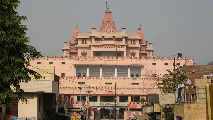 कृष्ण जन्मभूमि के पास अतिक्रमण की कार्रवाई पर सुप्रीम कोर्ट का फैसला, 10 दिन के लिए लगाई रोक, केंद्र को नोटिस जारी