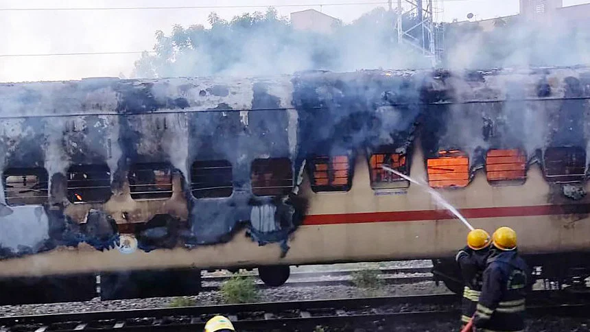 Fire Train Injan ट्रेन में लगी भीषण आग, 10 यात्रियों की मौत, 20 घायल - Chhattisgarh Updates