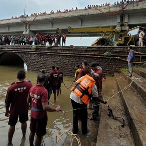 Durg-Chhattisgarh-car-falls-into-Shivnath-river-four-people-including-two-children-die-due-to-drowning
