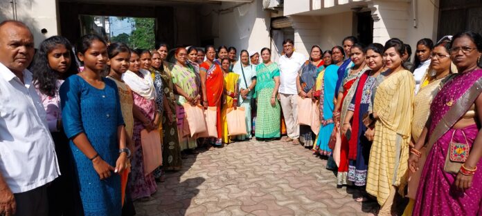 teeja-the-corporation-board-member-gave-gifts-to-mothers-and-sisters-in-bhatapara