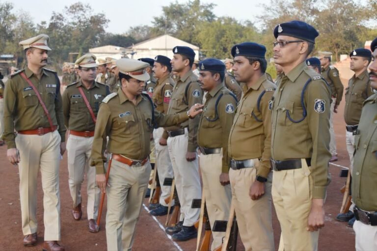 पुलिस अधीक्षक द्वारा जनरल परेड और रक्षित केन्द्र का निरीक्षण किया