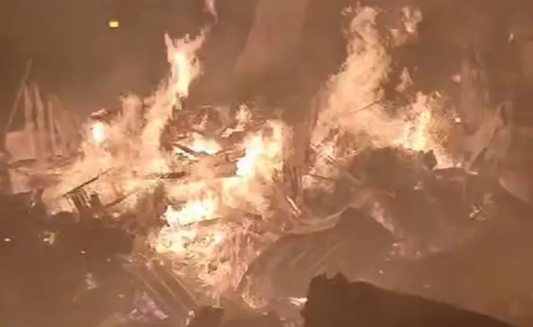Massive-Fire-Engulfs-Houses-In-Mumbai