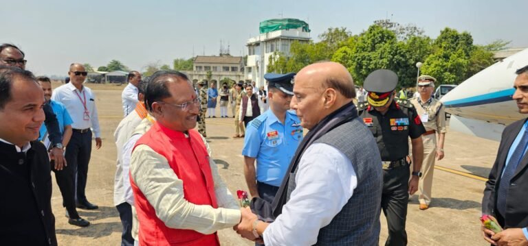 केंद्रीय रक्षा मंत्री राजनाथ सिंह रायपुर पहुंचे