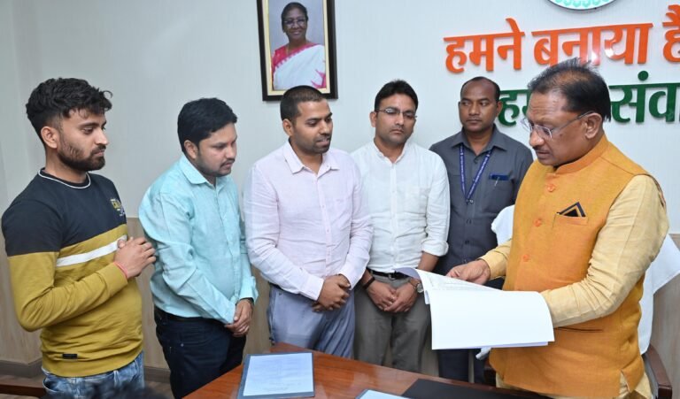 सीएम से मिले मनरेगा कर्मचारी