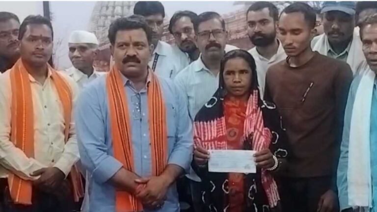 डिप्टी सीएम शर्मा ने मृतक साधराम के परिजनों को सौंपा चेक