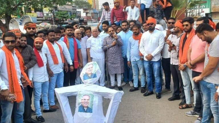 भाजपा ने महंत और भूपेश का जलाया पुतला