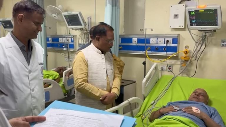 सीएम साय घायल कर्मचारियों से मुलाकात करने एम्स पहुंचे, बेहतर इलाज के लिए एम्स प्रबंधन को निर्देशित किया