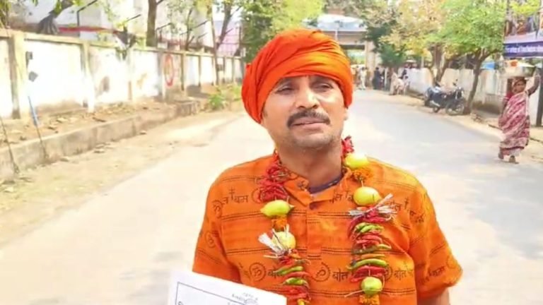 नींबू-मिर्च की माला गले में पहन कर नामांकन फॉर्म भरने पहुंचे निर्दलीय प्रत्याशी