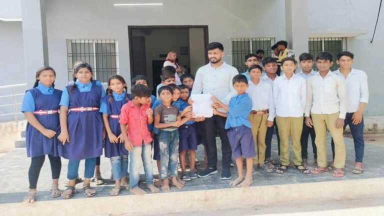 बदहाल शिक्षा व्यवस्था और हिटलरशाही: शिक्षक बने मिस्टर इंडिया, गौटिया कह रहे पढ़ाई पर नहीं, मजदूरी पर दो ध्यान! सबक सिखाने ग्रामीण विद्यार्थियों ने खोला मोर्चा…