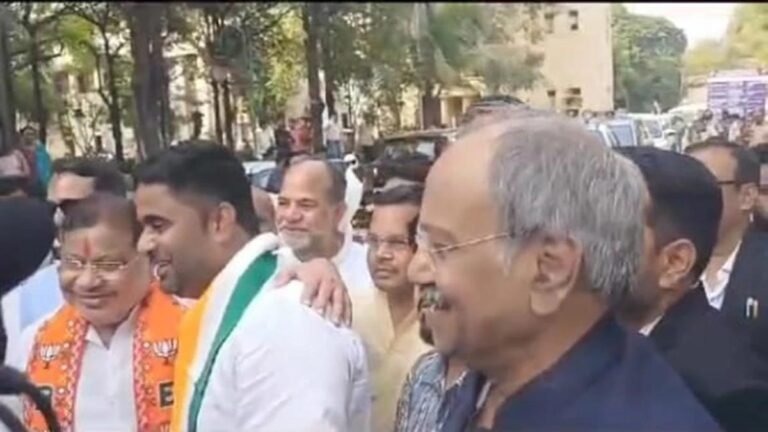 रायपुर दक्षिण उपचुनाव: नामांकन के बाद कांग्रेस प्रत्याशी आकाश शर्मा ने भाजपा उम्मीदवार सुनील कुमार सोनी के पैर छूकर लिया आशीर्वाद