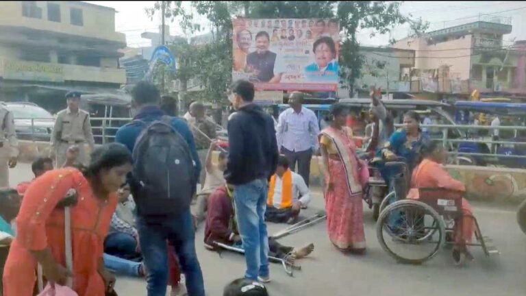 रायपुर में दिव्यांगों का विरोध प्रदर्शन, पुलिस ने रास्ते में ही रोका…