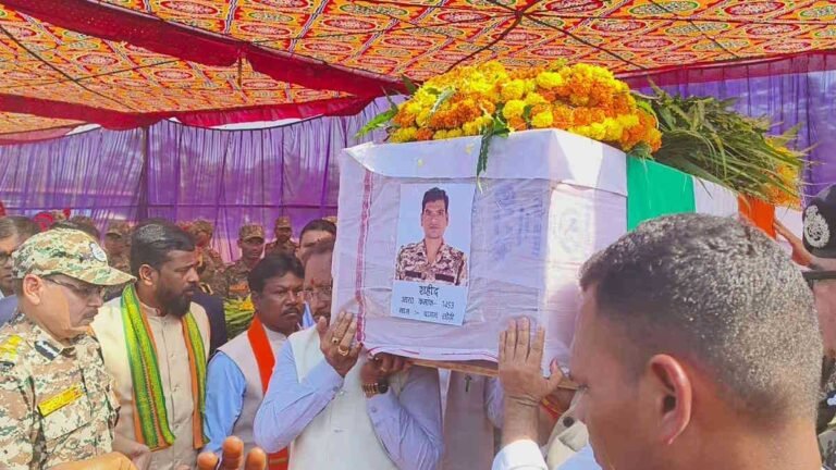 शहीद जवानों को मुख्यमंत्री विष्णु देव साय ने दिया कंधा, शोक संतप्त परिजनों को संबल…