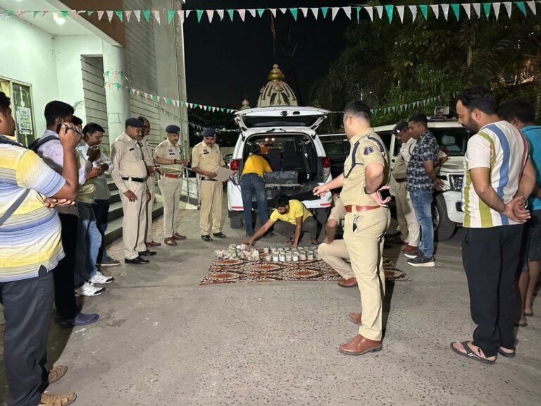 Raipur Breaking: चेकिंग के दौरान पुलिस को बड़ी कामयाबी, इनोवा कार से साढ़े 1.5 करोड़ से अधिक रुपये नकद बरामद…